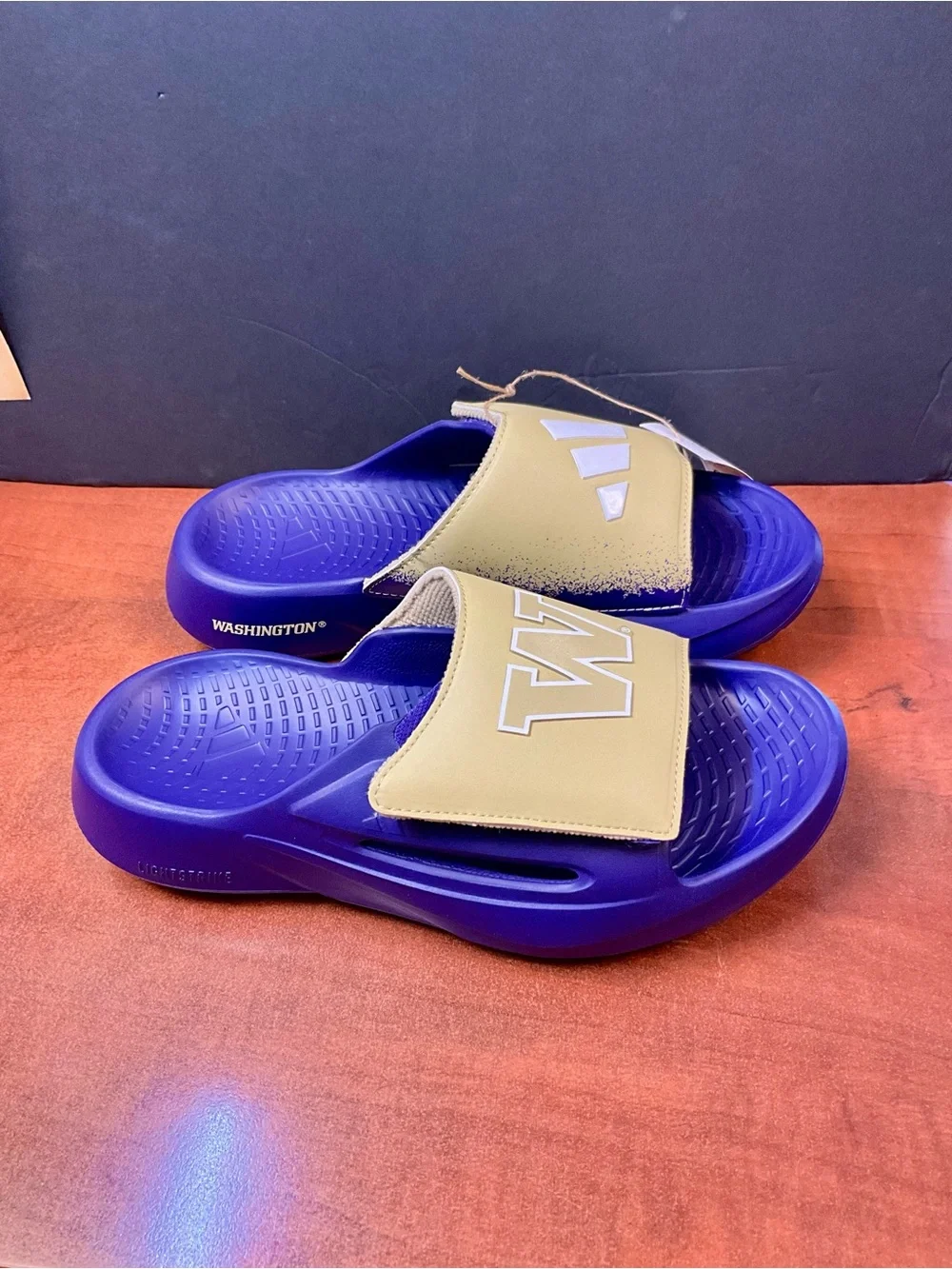 Unisex Adidas Lightblaze Slide Washington Huskies (SKU IH7123) women’s size 7